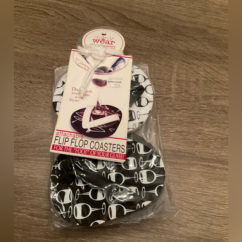 4 wine glass coasters/tags- flip flop design

Black and white
